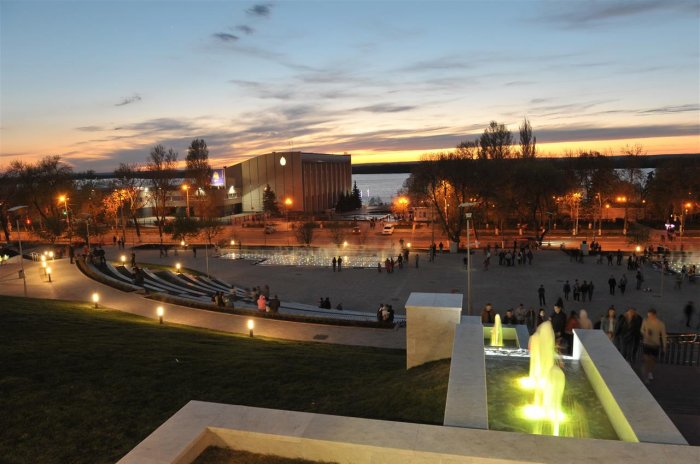 На склоне площади Славы заработали фонтаны и подсветка