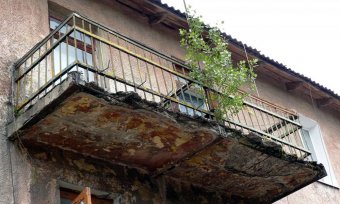 Снос аварийных балконов не будут согласовывать с жителями домов