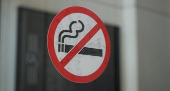 Россиянам запретят курить около подъездов