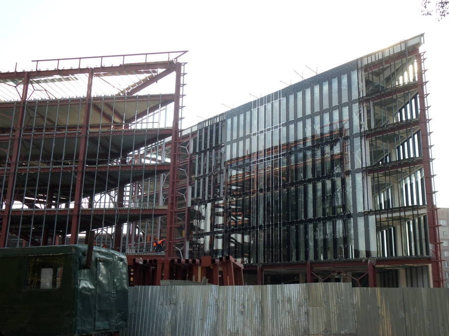 Строительство ТРК «Гудок» продолжается: идут фасадные работы