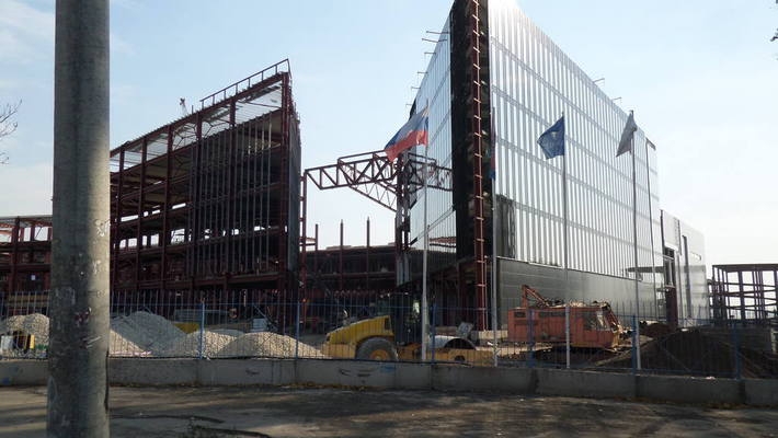 Строительство ТРК «Гудок» продолжается: идут фасадные работы