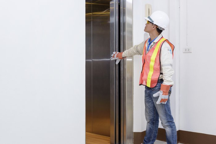 В силу вступили новые правила использования лифтов