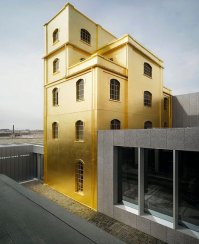 В Милане построили башню из 200 000 листов сусального золота