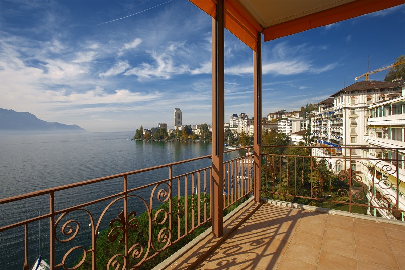 Купить 1 квартиру озерах. Недвижимость в монтрё Швейцария. Вилла Бастид Монтре. Монтрё Палас вид с балкона на озеро. Дом на Женевском озере Швейцария.