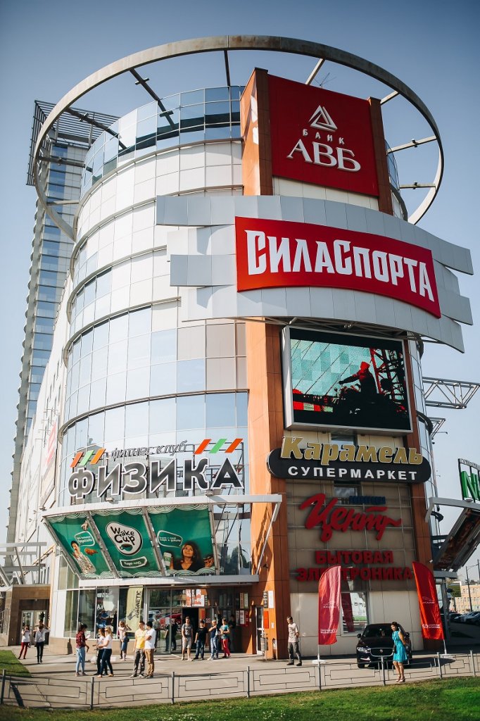 В Самаре появился первый в России ТЦ, внутри которого можно перемещаться на скейтбордах и роликах 